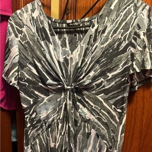 Daisy Fuentes Gray and white short sleeve blouse in EUC. Size L